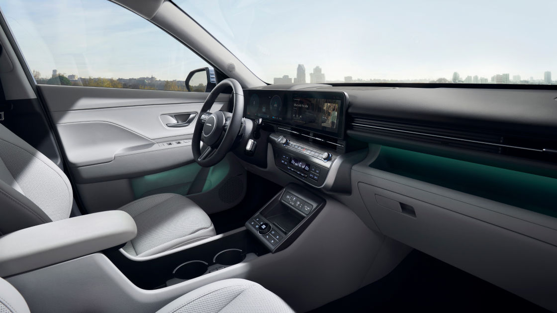 A view of the driver's seat from the passenger seat. Vehicle information and music information are displayed on the 12.3-inch integrated dual screen.