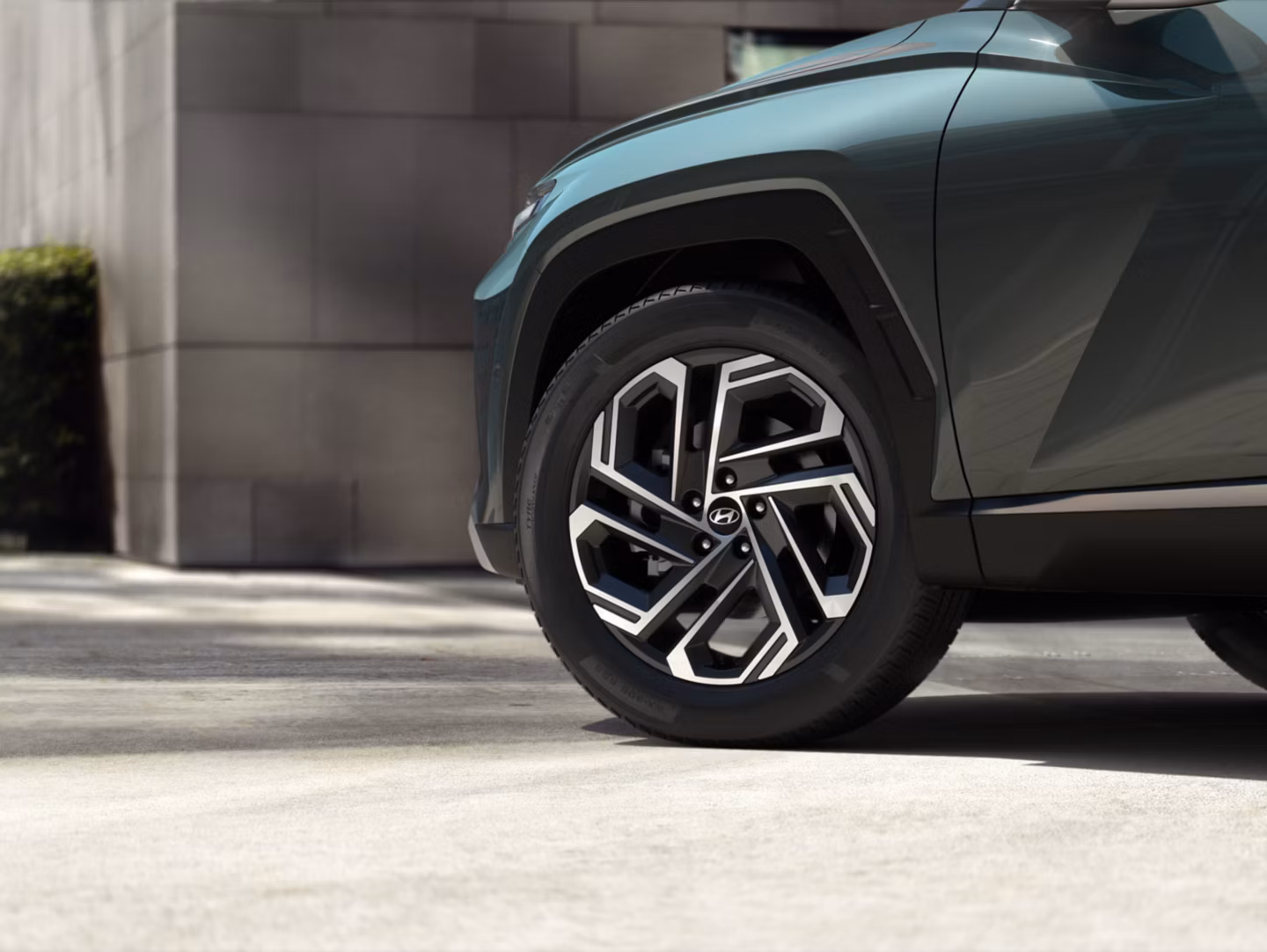  A picture of one wheel alloy wheel of the Hyundai TUCSON Plug-in. 